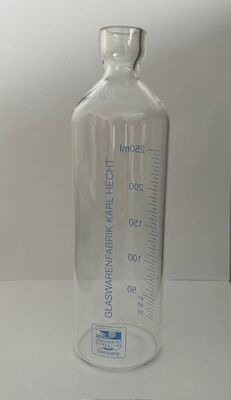 Kapeasuinen lasipullo 250 ml