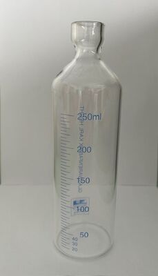 Kapeasuinen lasipullo 250 ml