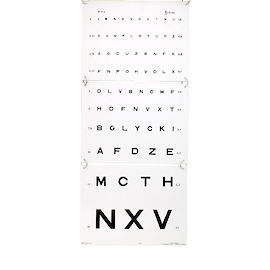Näöntutkimustaulu kirjaimilla Comed